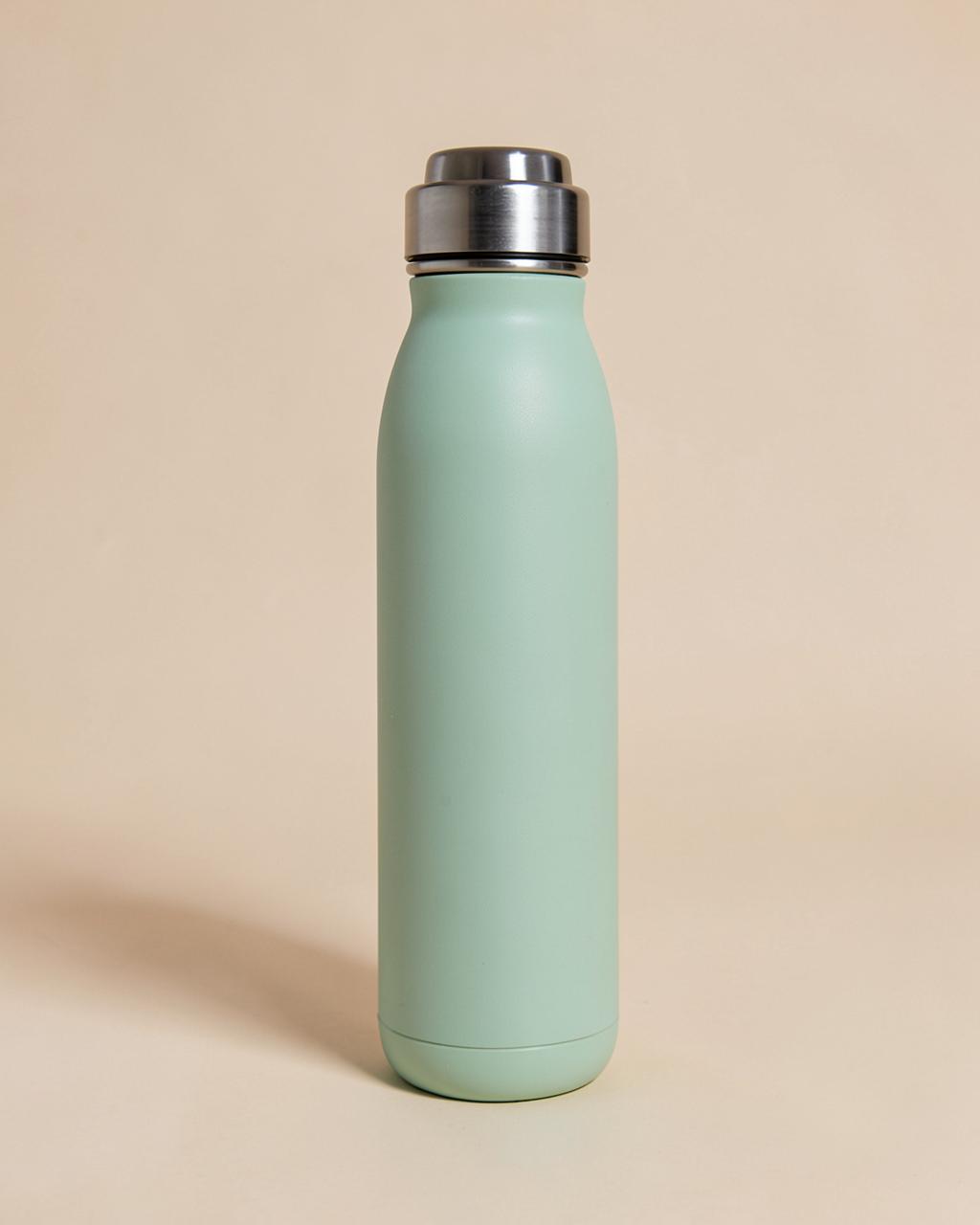 Gourde isotherme en acier vert sauge mat sur fond beige clair