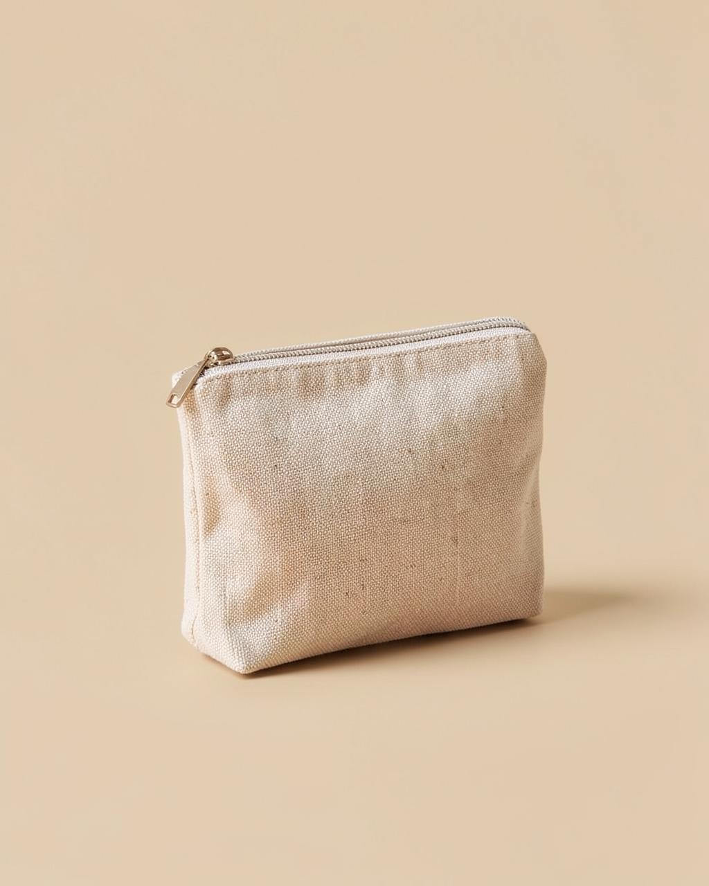 Pochette de voyage en toile de coton sable avec fermeture à glissière sur fond beige